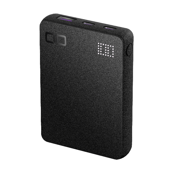 USB-C 2口とUSB-A 1口、数値式残量表示を備えた黒いCIO SMARTCOBY Pro SLIM SS