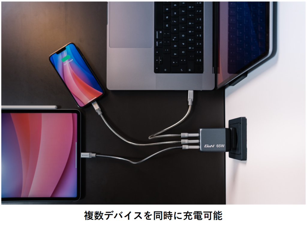 ノートPCとスマホを同時充電するVerbatim GNC-65 32201の使用イメージ